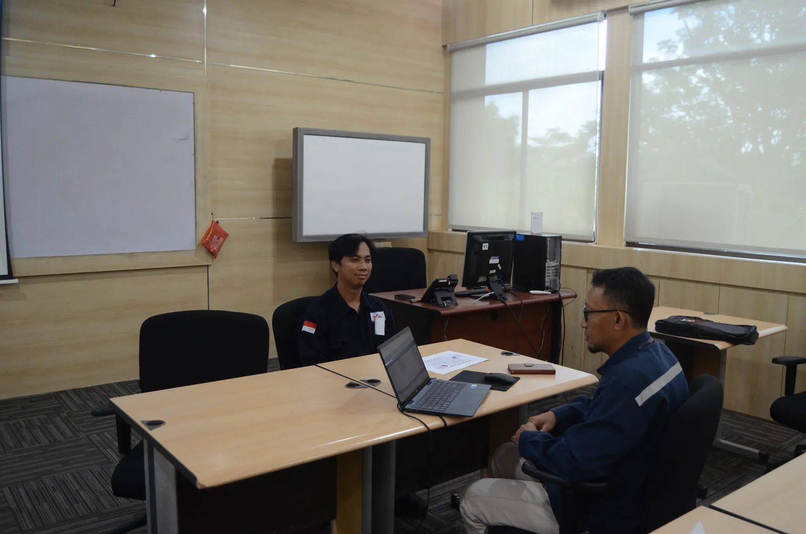 Pelaksanaan asesmen kompetensi dan uji mandiri peserta di ruang kelas (Dokumentasi 28) - Skema Sertifikasi Kompetensi BNSP: Perancangan Program Konservasi Pendengaran Korporasi