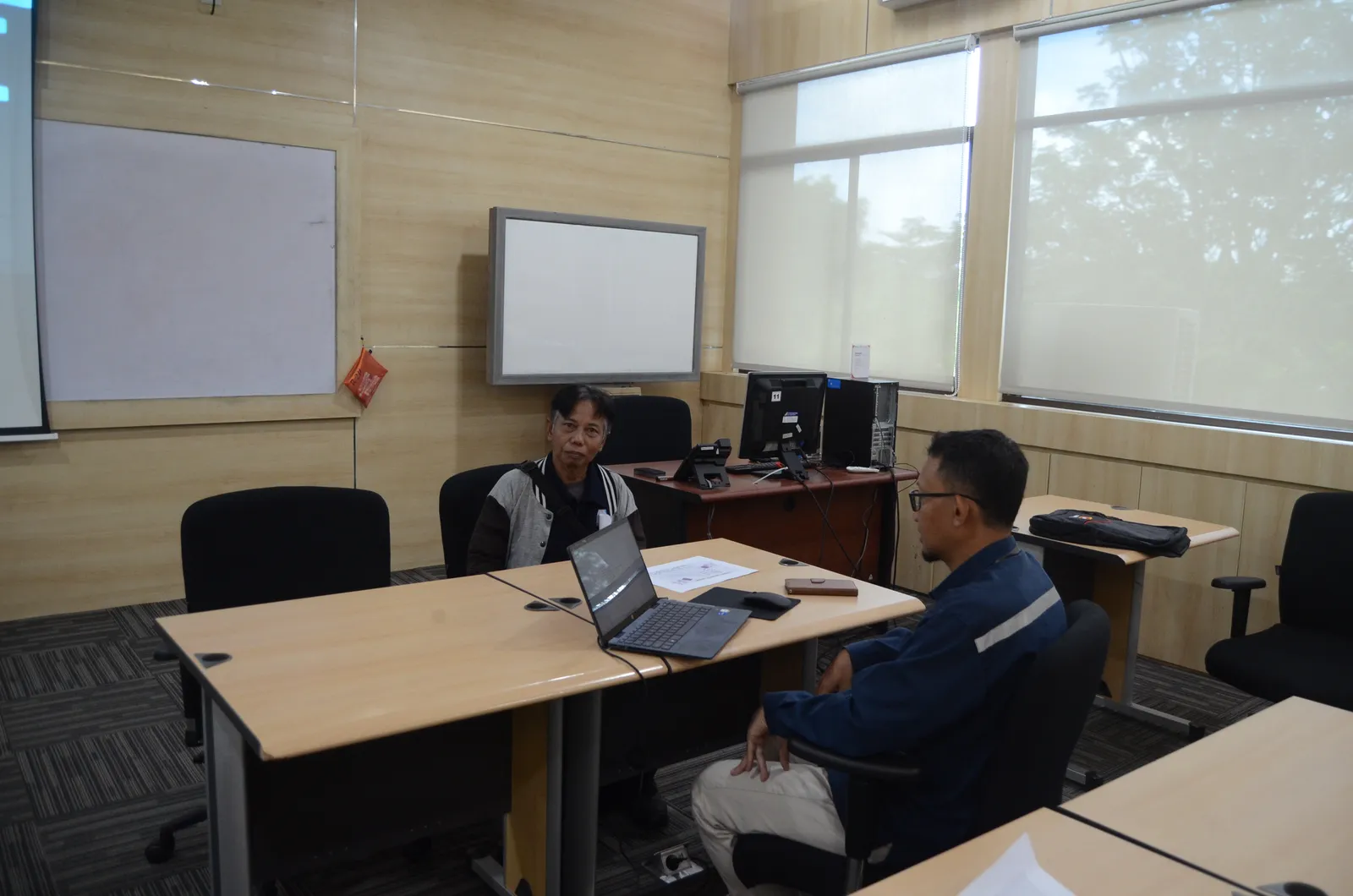 Pelaksanaan asesmen kompetensi dan uji mandiri peserta di ruang kelas (Dokumentasi 29) - Skema Sertifikasi Kompetensi BNSP: Kajian Kelaikan Keselamatan Fasilitas Baru (PSSR Review)