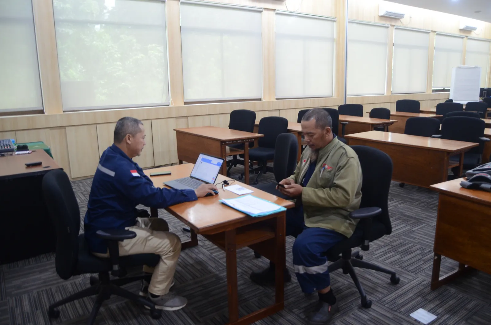 Pelaksanaan asesmen kompetensi dan uji mandiri peserta di ruang kelas (Dokumentasi 31) - Skema Sertifikasi Kompetensi BNSP: Pengoperasian Alat Uji Kelistrikan Multimeter & Megger