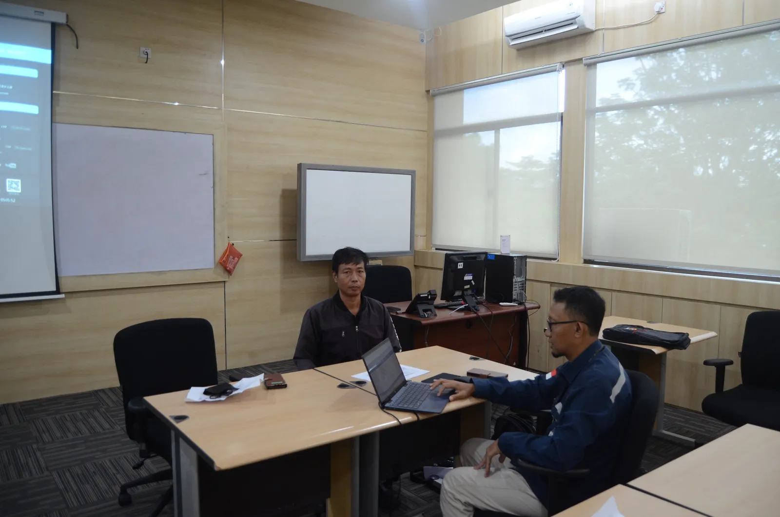 Pelaksanaan asesmen kompetensi dan uji mandiri peserta di ruang kelas (Dokumentasi 33) - Skema Sertifikasi Kompetensi BNSP: Pengawasan Operasional Pengangkatan Beban Kritis (Lifting Supervisor)