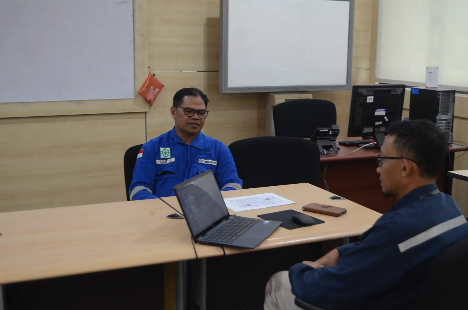 Pelaksanaan asesmen kompetensi dan uji mandiri peserta di ruang kelas (Dokumentasi 45) - Skema Sertifikasi Kompetensi BNSP: Pemeriksaan Sensor Interlock & Guarding Mesin