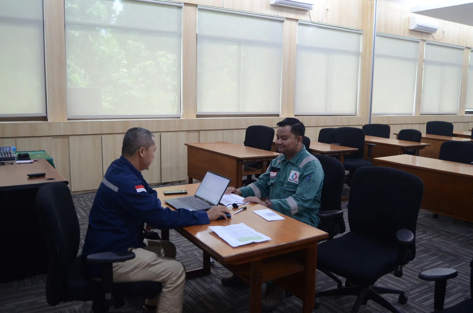 Pelaksanaan asesmen kompetensi dan uji mandiri peserta di ruang kelas (Dokumentasi 53) - Skema Sertifikasi Kompetensi BNSP: Pengukuran Getaran Mesin & Evaluasi Paparan Tubuh Pekerja