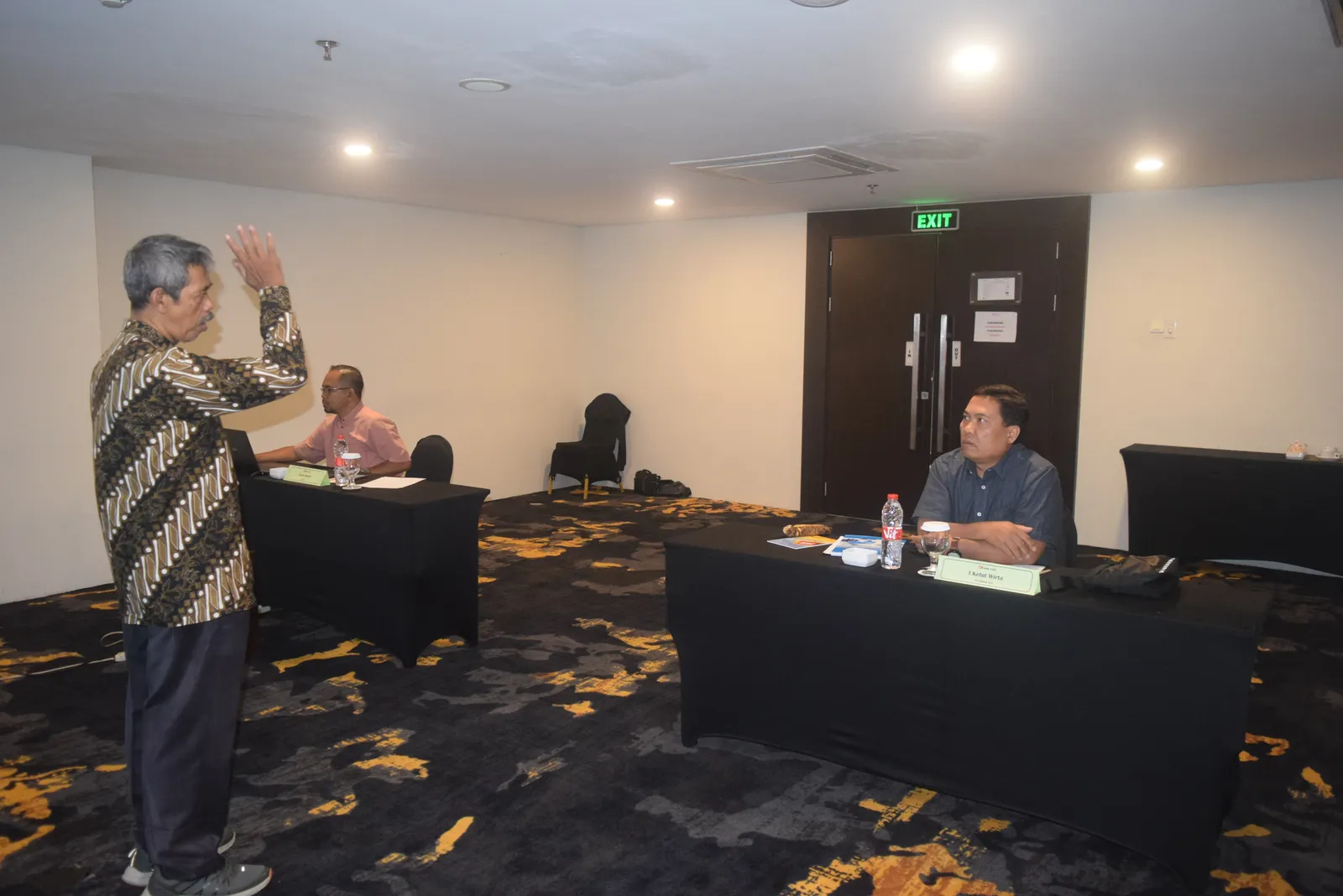 Sesi diskusi interaktif antara instruktur dan peserta di ruang seminar (Dokumentasi 5) - Profesi Safety Engineer Transportasi Rel Kereta