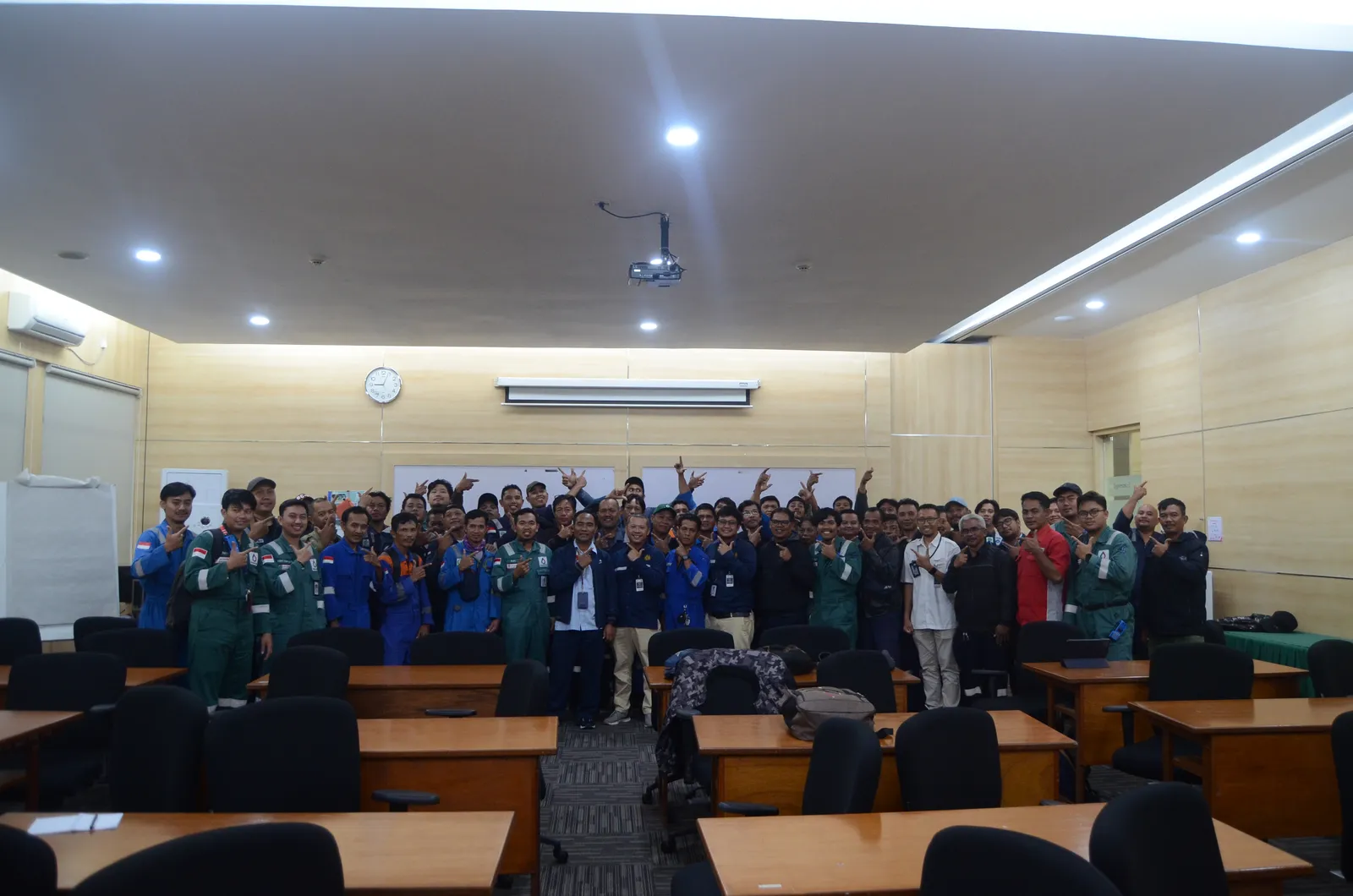 Foto bersama peserta pembinaan dan instruktur resmi di ruang kelas (Dokumentasi 2) - Profesi Safety Officer Proyek Konstruksi Bangunan