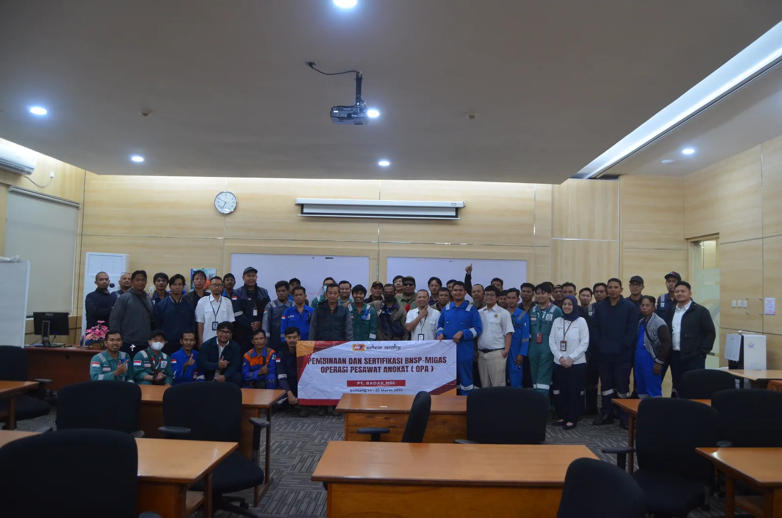 Dokumentasi foto bersama peserta pelatihan sertifikasi K3 di kelas (Dokumentasi 2) - Profesi Process Safety Engineer Pabrik Petrokimia