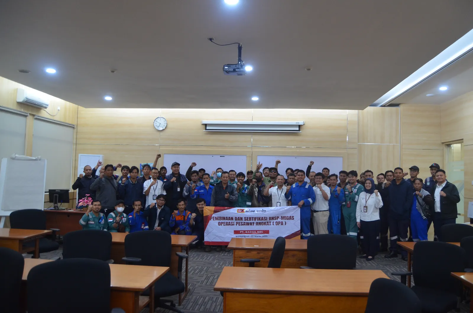 Dokumentasi foto bersama peserta pelatihan sertifikasi K3 di kelas (Dokumentasi 3) - Profesi Industrial Hygienist Madya HIMA