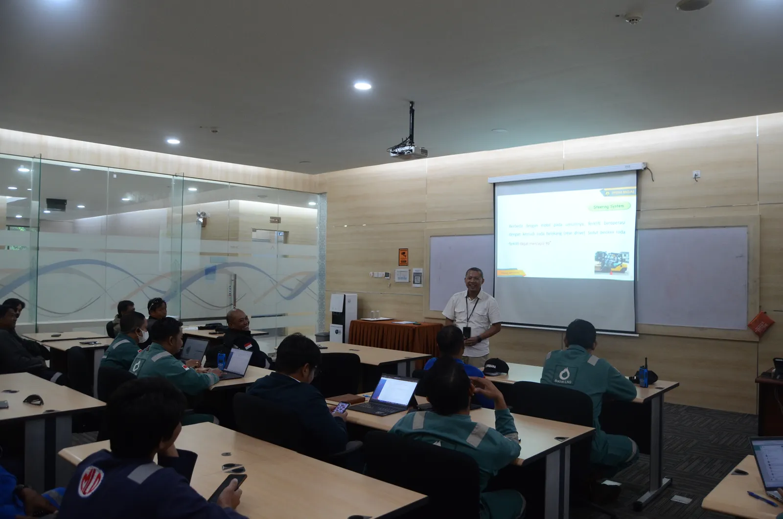 Instruktur K3 memandu pemaparan modul dan regulasi di hadapan peserta (Dokumentasi 10) - Profesi Lead Auditor SMK3 & ISO 45001