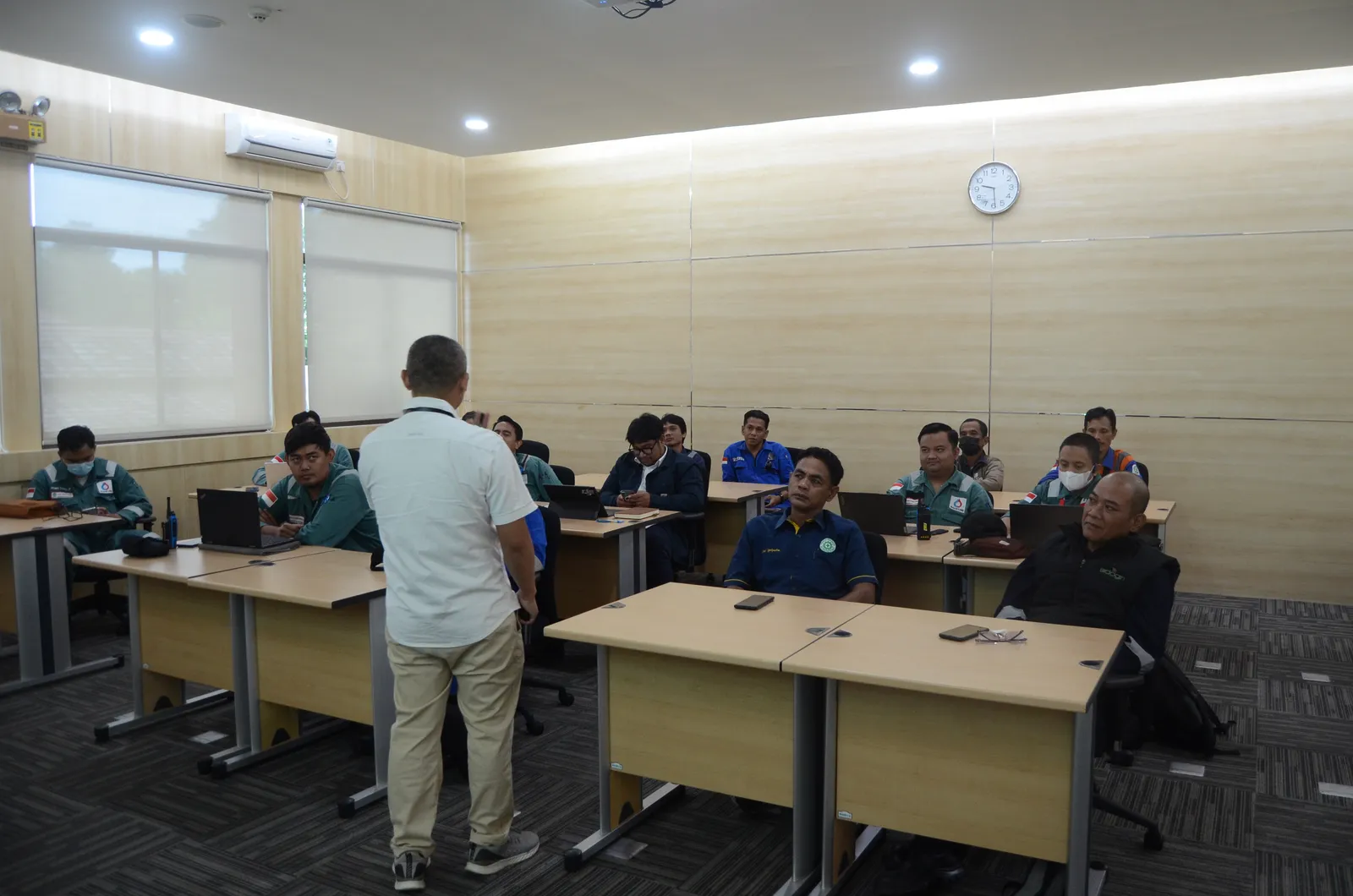 Instruktur K3 memandu pemaparan modul dan regulasi di hadapan peserta (Dokumentasi 13) - Profesi Ahli K3 Pertambangan Minerba