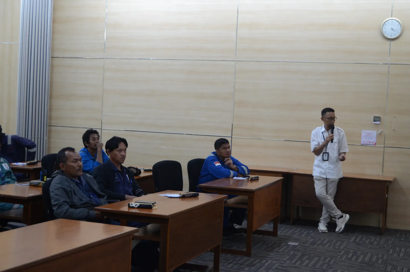 Instruktur K3 memandu pemaparan modul dan regulasi di hadapan peserta (Dokumentasi 14) - Profesi HSE Regional Director Asia Pacific