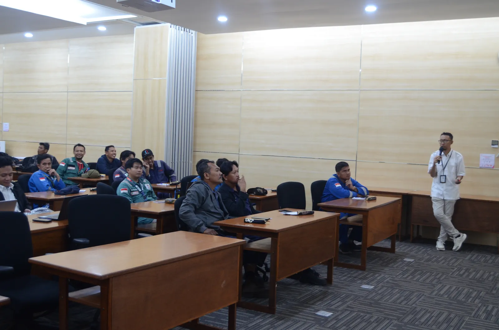 Instruktur K3 memandu pemaparan modul dan regulasi di hadapan peserta (Dokumentasi 15) - Profesi Head of QHSSE Quality Safety Health Environment