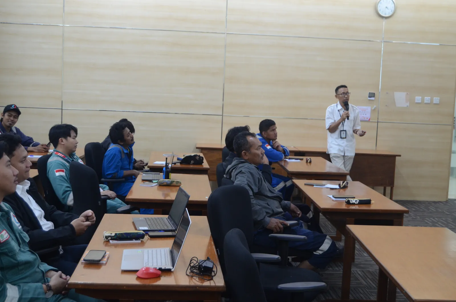 Instruktur K3 memandu pemaparan modul dan regulasi di hadapan peserta (Dokumentasi 16) - Profesi CSMS Manager Management Contractor