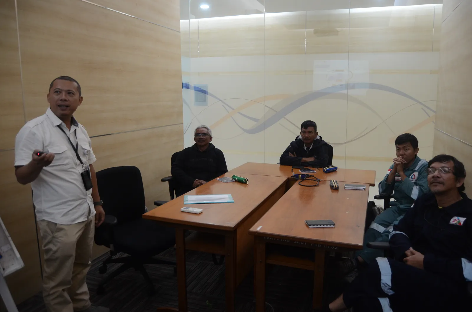 Instruktur K3 memandu pemaparan modul dan regulasi di hadapan peserta (Dokumentasi 18) - Profesi Process Safety Management PSM Manager
