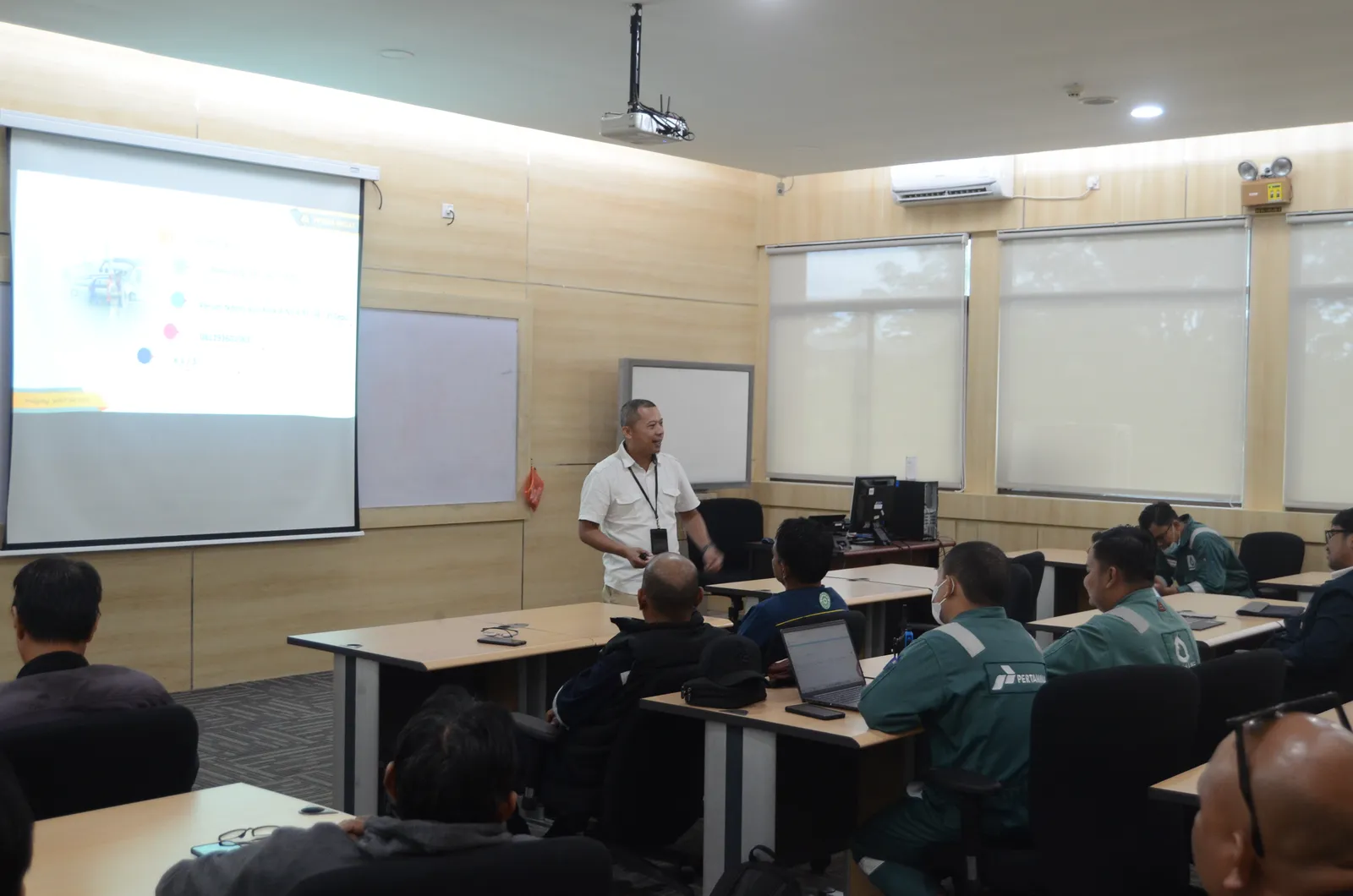 Instruktur K3 memandu pemaparan modul dan regulasi di hadapan peserta (Dokumentasi 2) - Profesi HSE Audit & Risk Management Head