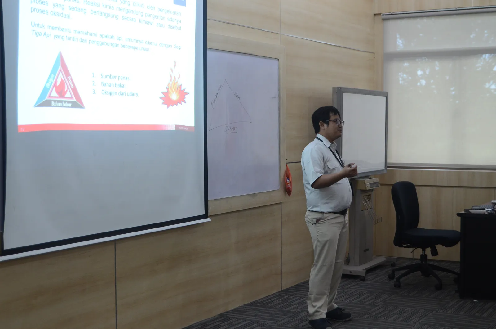 Instruktur K3 memandu pemaparan modul dan regulasi di hadapan peserta (Dokumentasi 23) - Profesi HSE Manager Pembangkit Listrik Energi