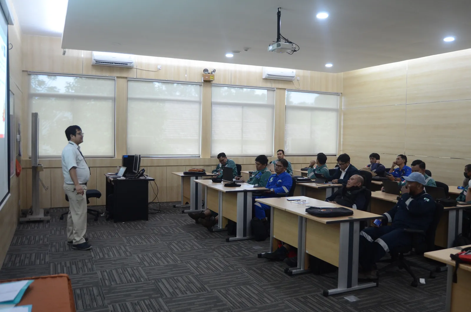 Instruktur K3 memandu pemaparan modul dan regulasi di hadapan peserta (Dokumentasi 24) - Profesi Senior Advisor Leadership Safety Culture