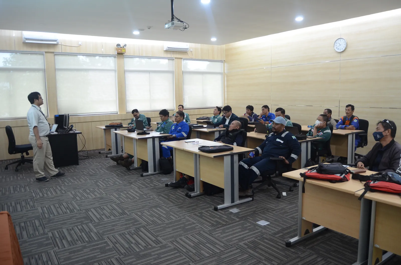 Instruktur K3 memandu pemaparan modul dan regulasi di hadapan peserta (Dokumentasi 26) - Profesi Auditor Internal SMK3 PP 50/2012