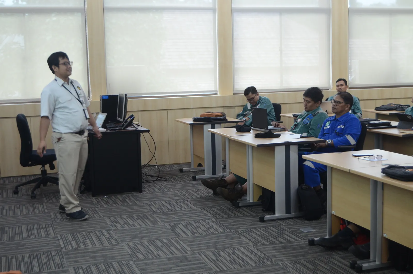 Instruktur K3 memandu pemaparan modul dan regulasi di hadapan peserta (Dokumentasi 27) - Profesi Lead Auditor ISO 45001 Sistem Manajemen