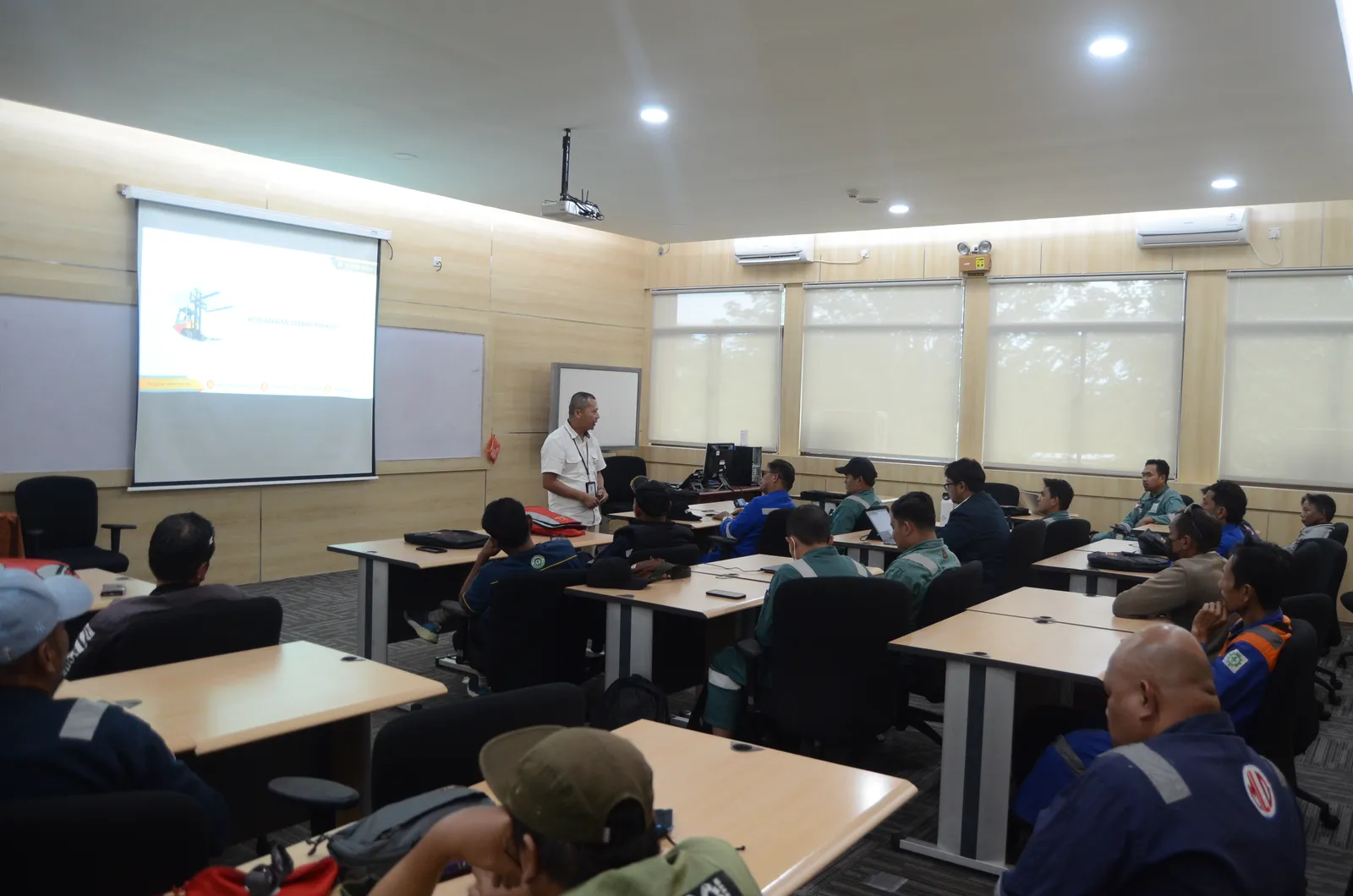 Instruktur K3 memandu pemaparan modul dan regulasi di hadapan peserta (Dokumentasi 28) - Profesi Auditor Sertifikasi ISO 14001 Lingkungan