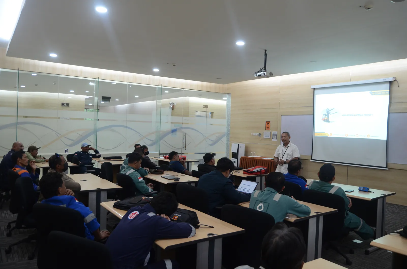 Instruktur K3 memandu pemaparan modul dan regulasi di hadapan peserta (Dokumentasi 30) - Profesi Inspector Instalasi Listrik & Petir