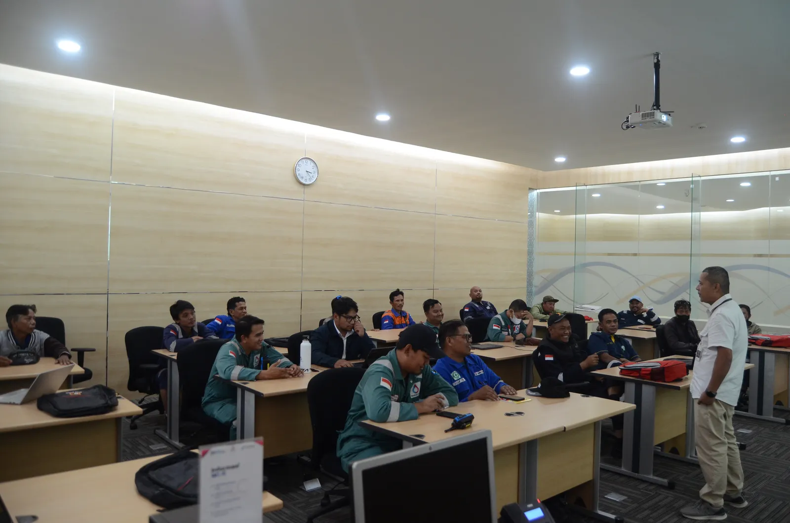 Instruktur K3 memandu pemaparan modul dan regulasi di hadapan peserta (Dokumentasi 33) - Profesi Auditor Keselamatan Pertambangan SMKP