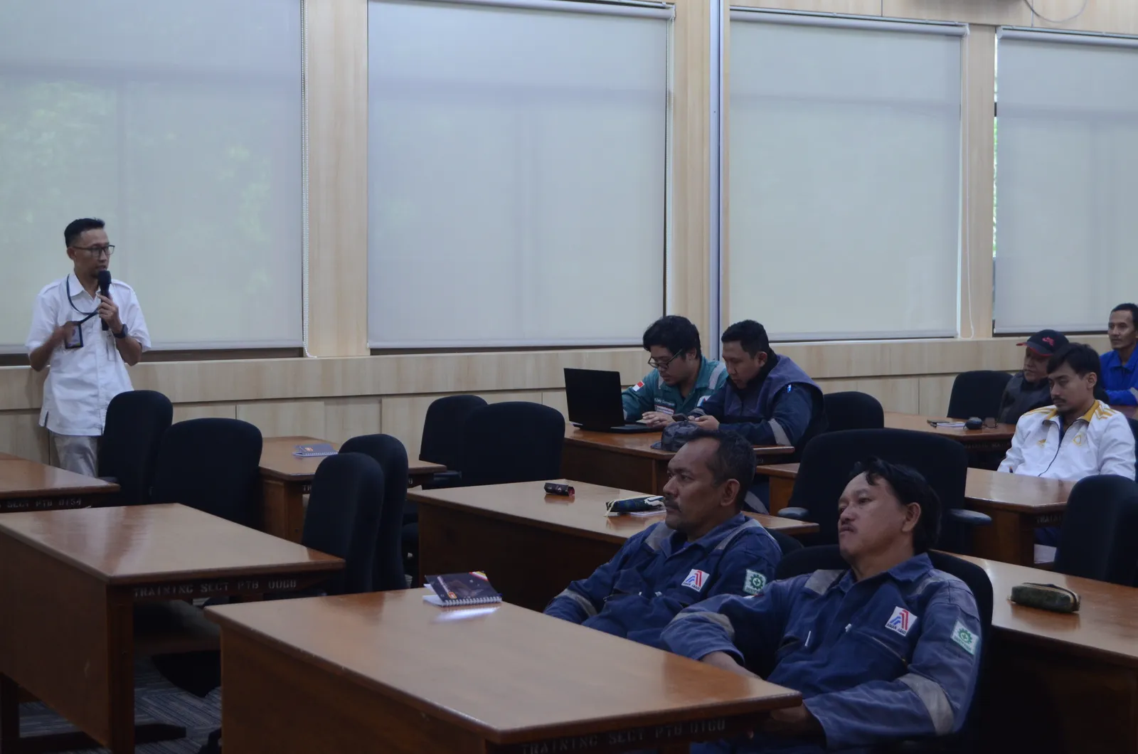 Instruktur K3 memandu pemaparan modul dan regulasi di hadapan peserta (Dokumentasi 39) - Profesi Auditor Kesiapsiagaan Tanggap Darurat