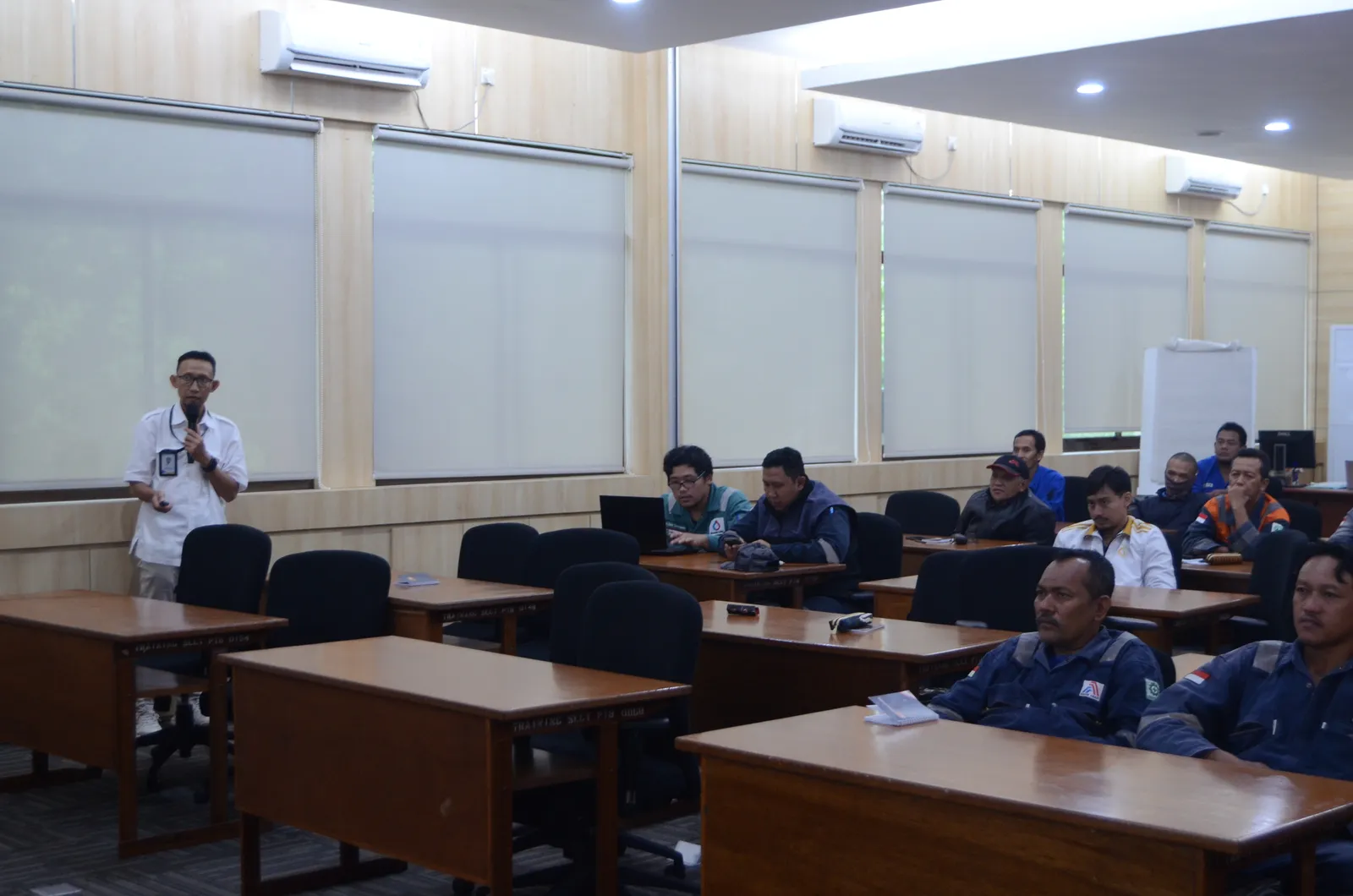 Instruktur K3 memandu pemaparan modul dan regulasi di hadapan peserta (Dokumentasi 40) - Profesi Dokter Spesialis Okupasi SpOk Korporasi