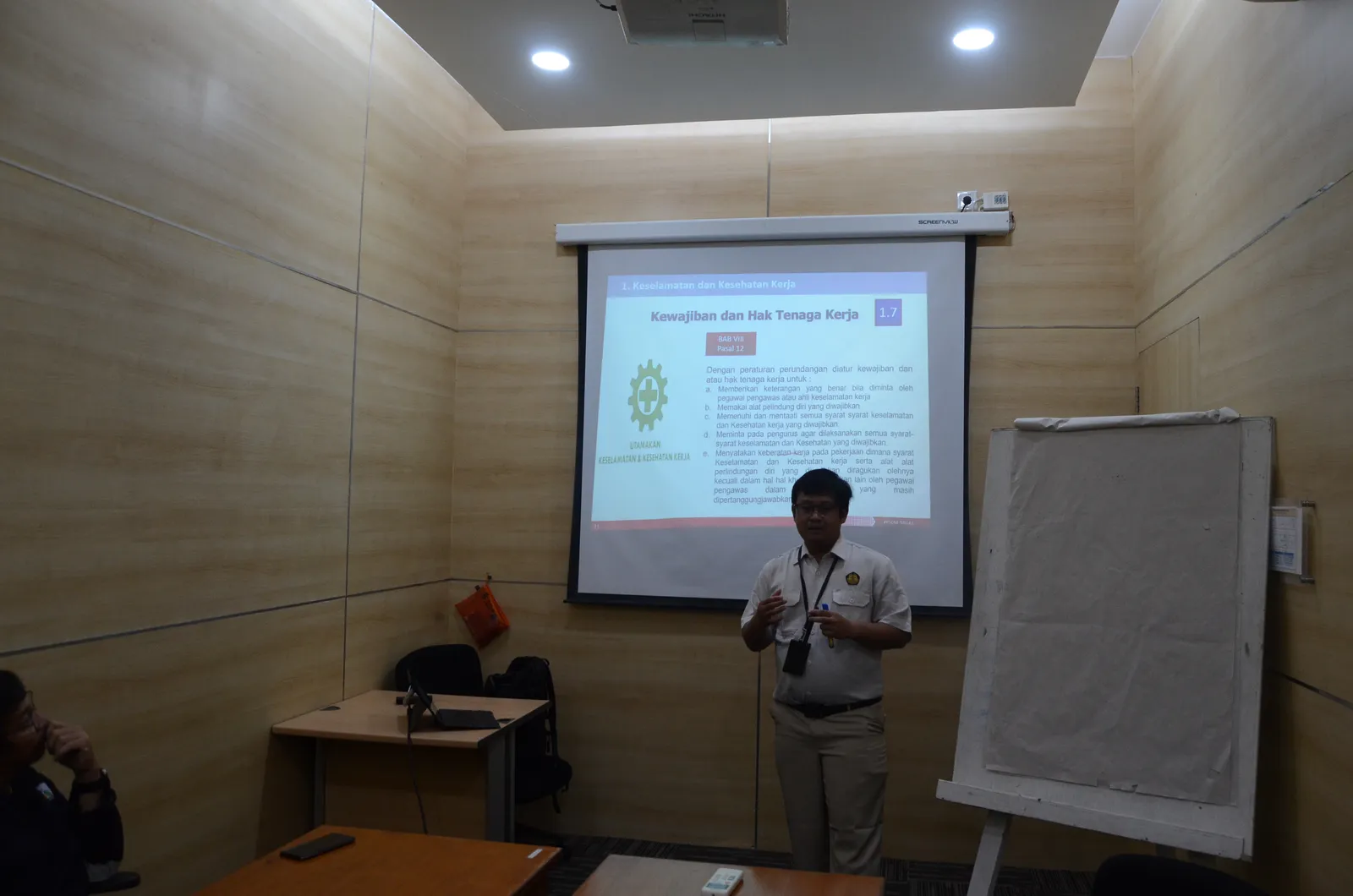 Instruktur K3 memandu pemaparan modul dan regulasi di hadapan peserta (Dokumentasi 7) - Profesi Ahli K3 Bekerja di Ketinggian (TKPK)