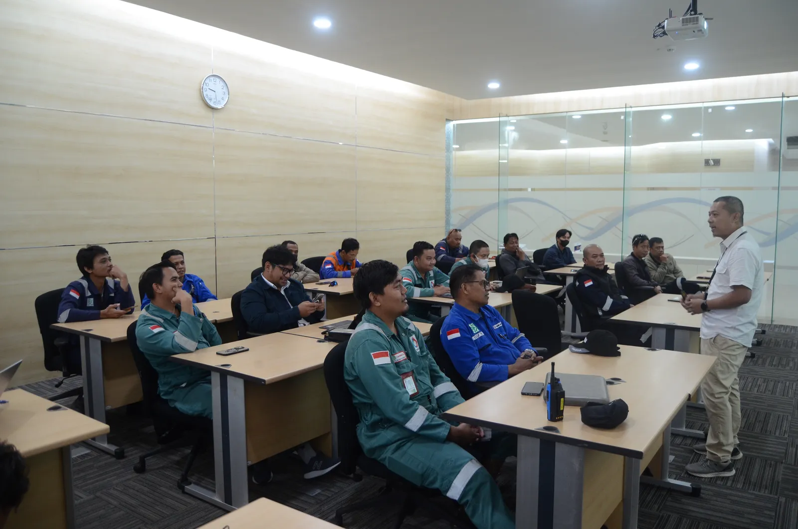 Instruktur K3 memandu pemaparan modul dan regulasi di hadapan peserta (Dokumentasi 9) - Profesi Ahli K3 Lingkungan Kerja