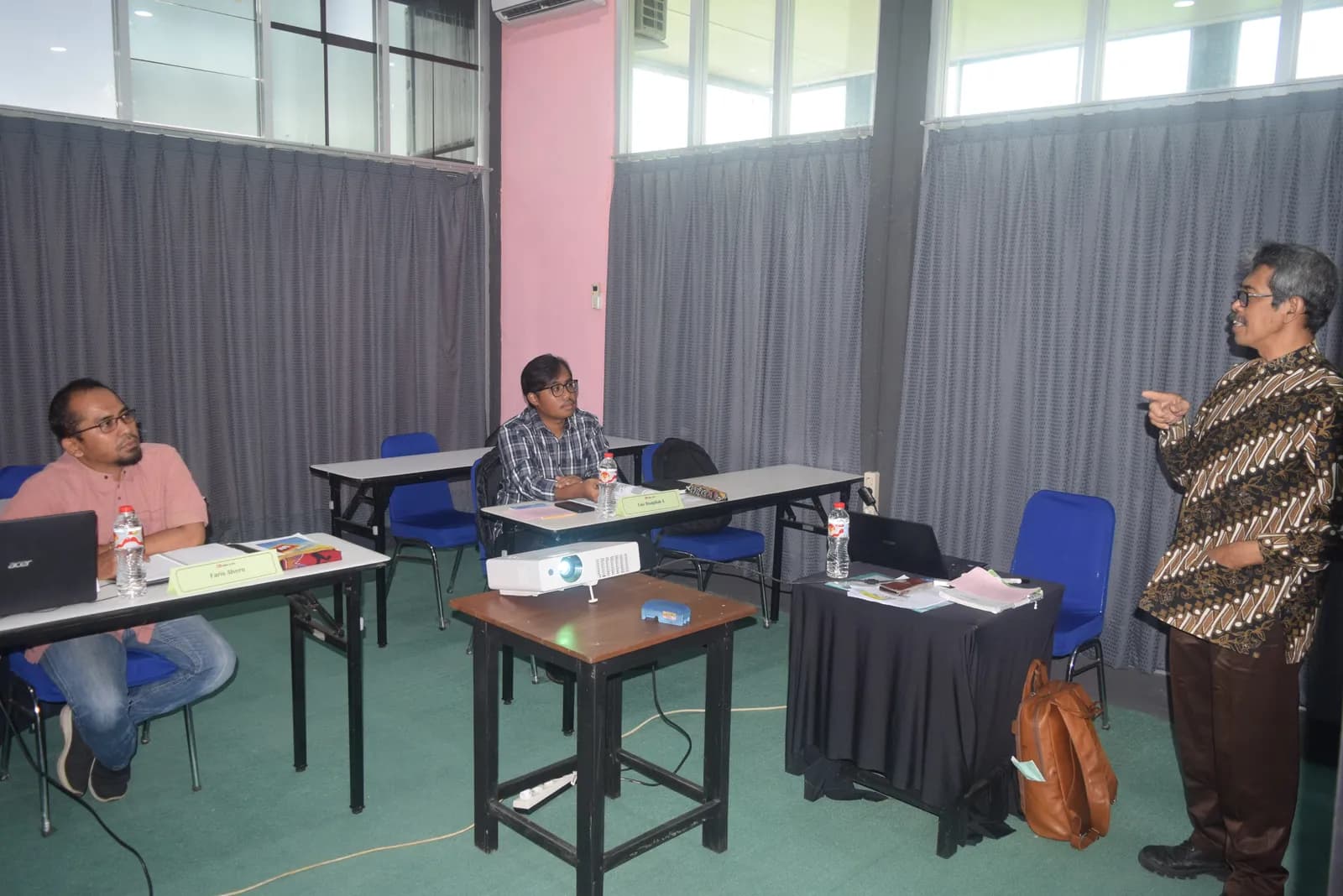 Instruktur menjelaskan materi teknis dan studi kasus keselamatan kerja (Dokumentasi 1) - Profesi Konselor Kesehatan Mental Kerja Hygiene