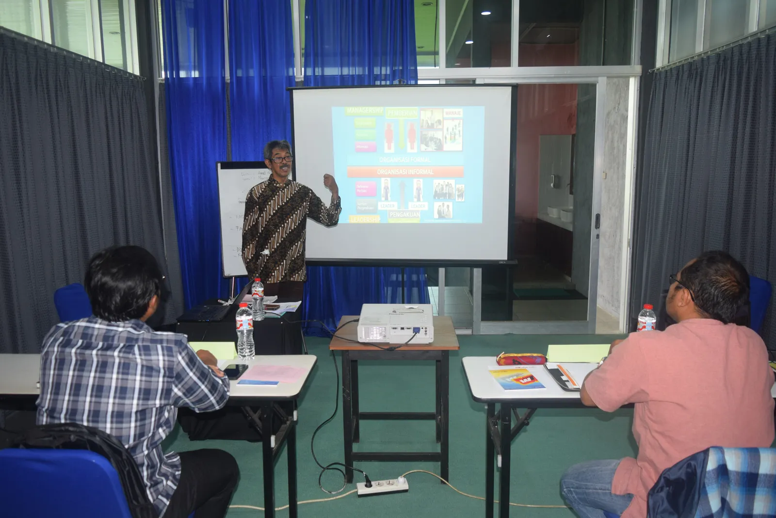 Instruktur menjelaskan materi teknis dan studi kasus keselamatan kerja (Dokumentasi 10) - Profesi Auditor Higiene Sanitasi Kantin Pekerja
