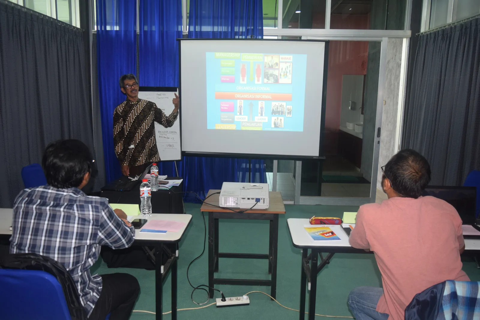 Instruktur menjelaskan materi teknis dan studi kasus keselamatan kerja (Dokumentasi 11) - Profesi Ahli K3 Migas Lepas Pantai (Offshore HSE Specialist)