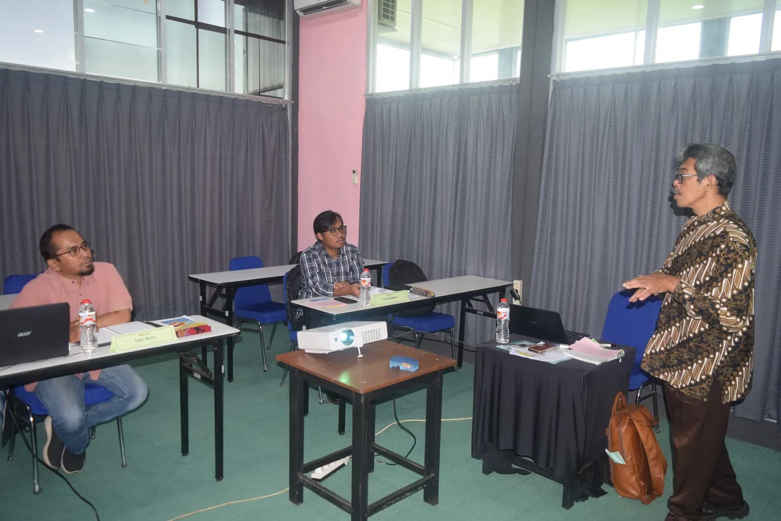 Instruktur menjelaskan materi teknis dan studi kasus keselamatan kerja (Dokumentasi 2) - Profesi Spesialis Spirometri Fungsi Paru Okupasi