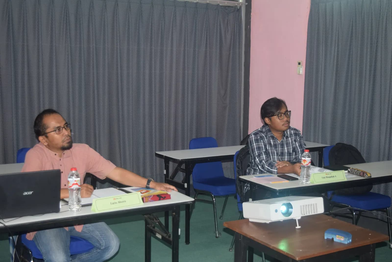 Instruktur menjelaskan materi teknis dan studi kasus keselamatan kerja (Dokumentasi 5) - Profesi Petugas Manajemen Fatigue Kelelahan Shift