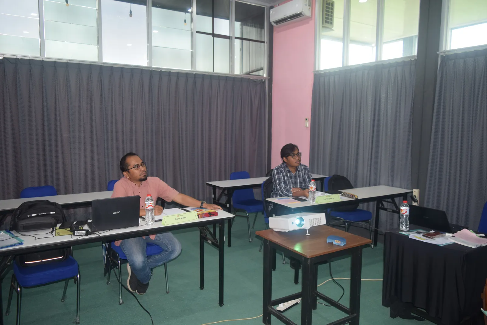 Instruktur menjelaskan materi teknis dan studi kasus keselamatan kerja (Dokumentasi 6) - Profesi Spesialis Rehabilitasi Pasca Kecelakaan Kerja