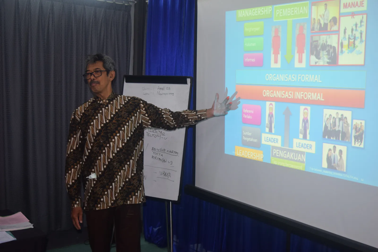 Instruktur menjelaskan materi teknis dan studi kasus keselamatan kerja (Dokumentasi 8) - Profesi Teknisi K3 Ketinggian Rope Access
