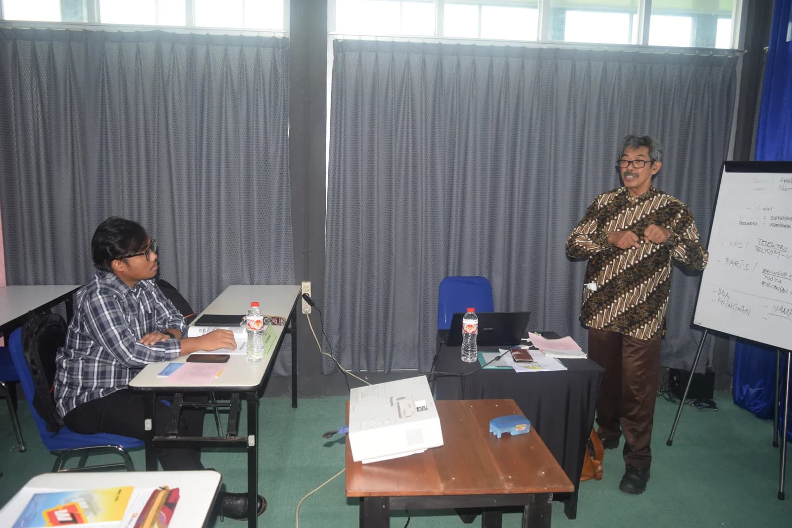 Instruktur menjelaskan materi teknis dan studi kasus keselamatan kerja (Dokumentasi 9) - Profesi Teknisi K3 Scaffolding Perancah
