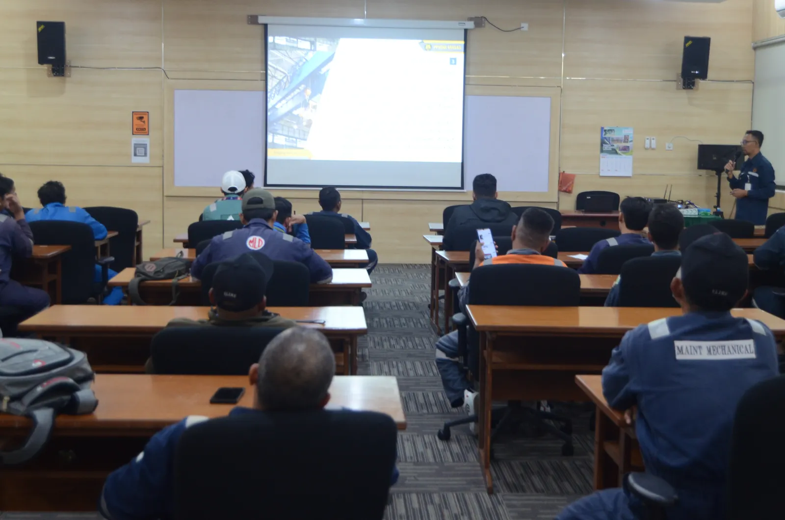 Instruktur K3 menyampaikan materi pembinaan dan standar keselamatan (Dokumentasi 1) - Profesi Teknisi K3 Ruang Terbatas Gas Tester