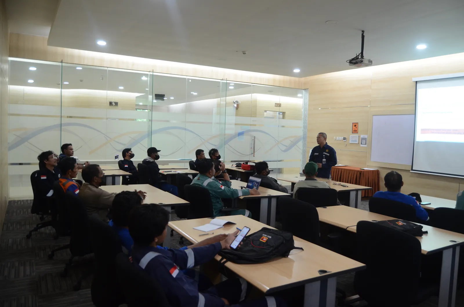 Instruktur K3 menyampaikan materi pembinaan dan standar keselamatan (Dokumentasi 10) - Profesi Teknisi K3 Lift dan Eskalator