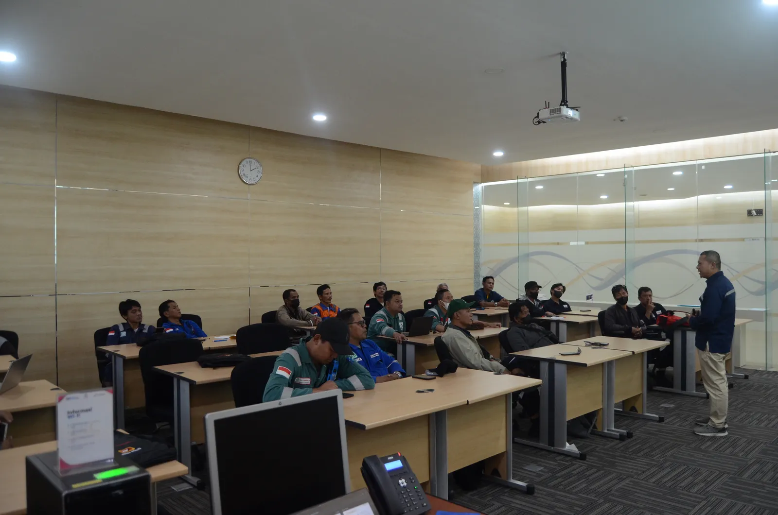 Instruktur K3 menyampaikan materi pembinaan dan standar keselamatan (Dokumentasi 11) - Profesi Teknisi K3 Boiler Ketel Uap