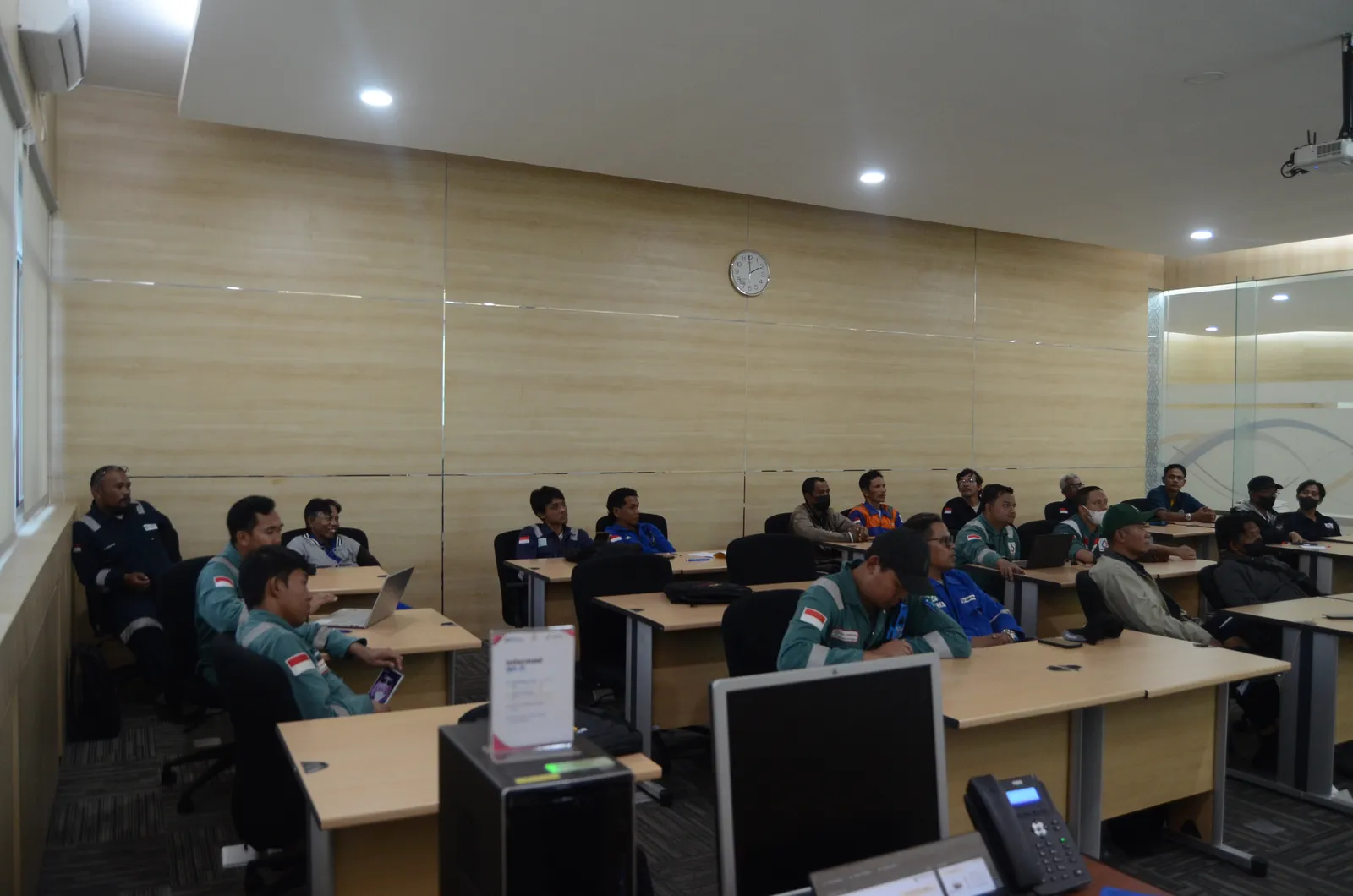 Instruktur K3 menyampaikan materi pembinaan dan standar keselamatan (Dokumentasi 12) - Profesi Teknisi K3 Bejana Tekan Tangki Timbun