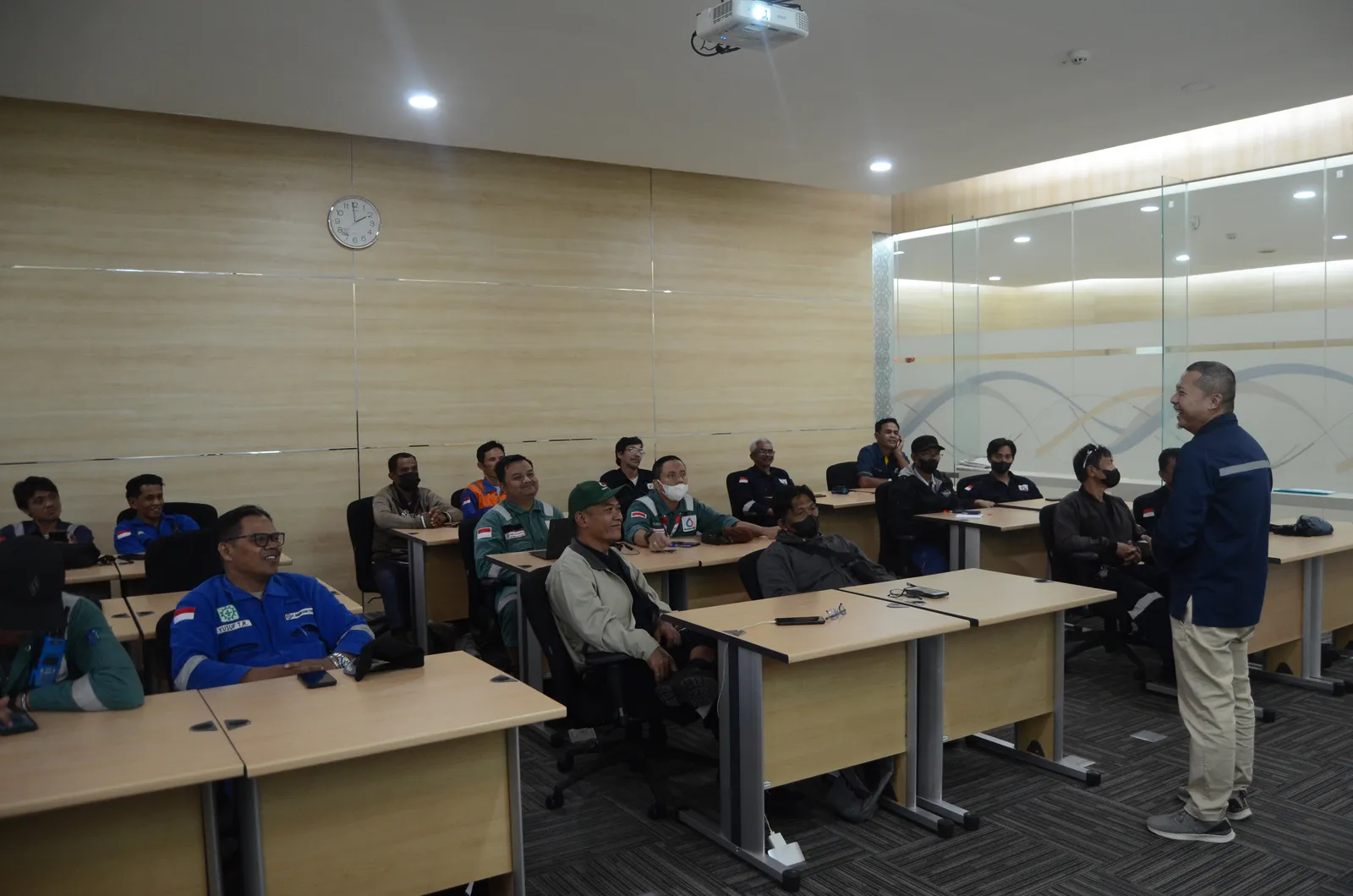 Instruktur K3 menyampaikan materi pembinaan dan standar keselamatan (Dokumentasi 13) - Profesi Teknisi K3 Sistem APAR Kebakaran
