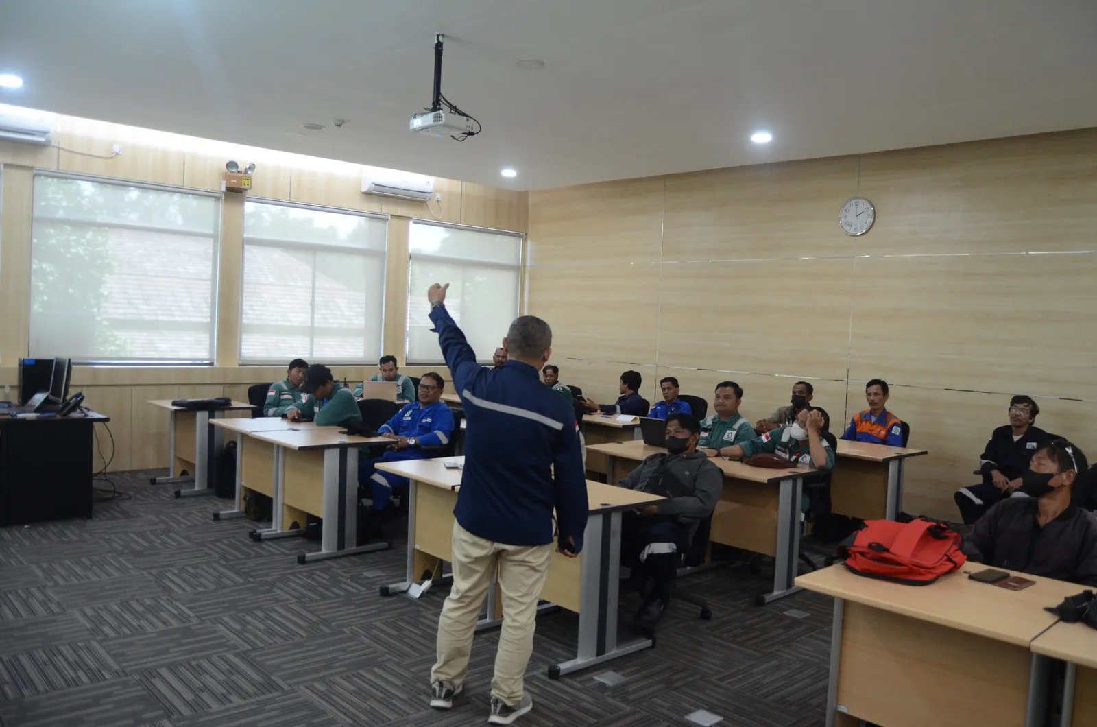 Instruktur K3 menyampaikan materi pembinaan dan standar keselamatan (Dokumentasi 15) - Profesi Ahli K3 Kebakaran (Kelas A)