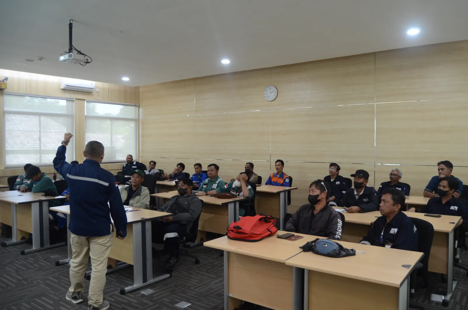 Instruktur K3 menyampaikan materi pembinaan dan standar keselamatan (Dokumentasi 17) - Profesi Teknisi K3 Penyalur Petir Grounding