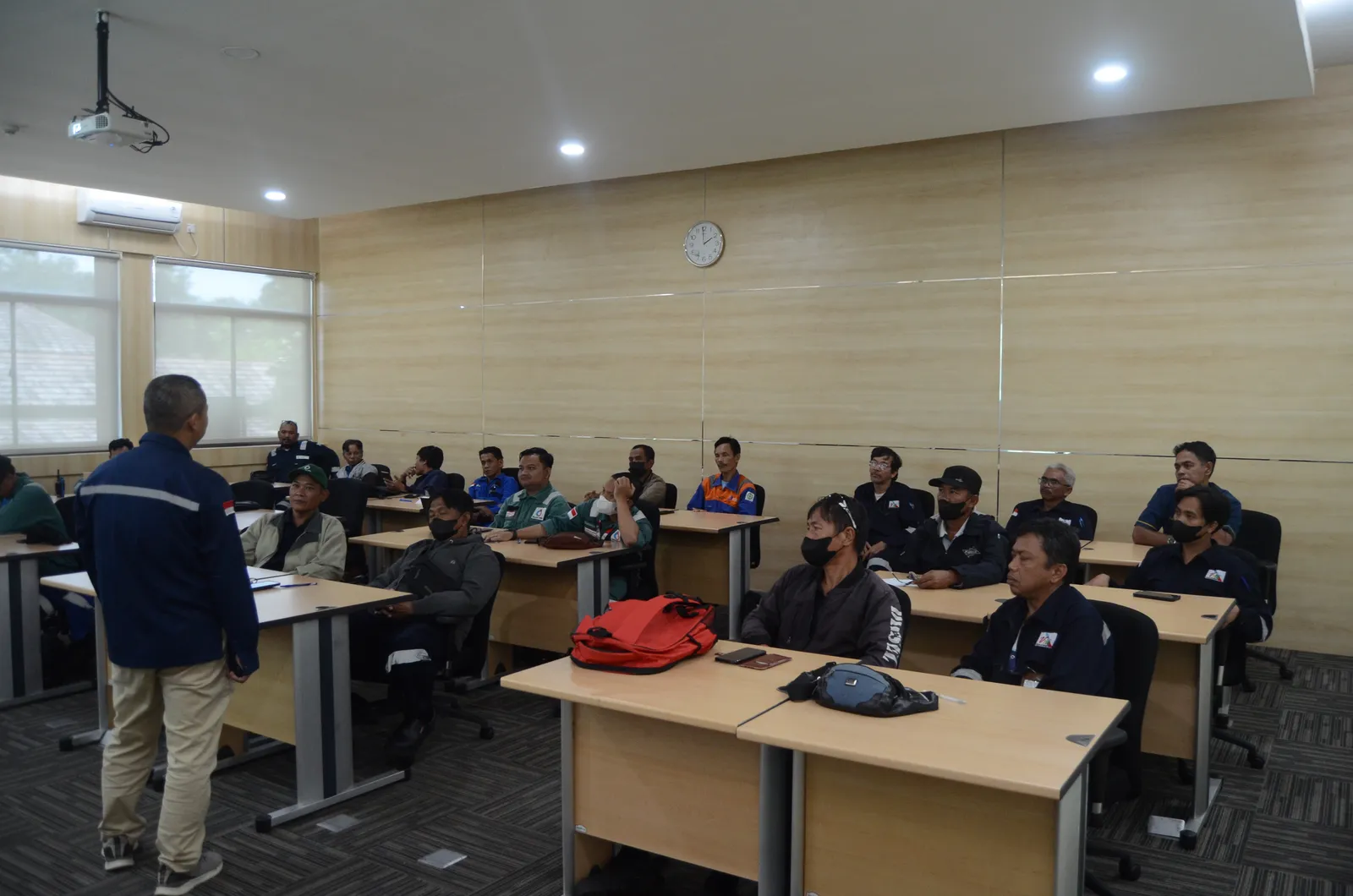 Instruktur K3 menyampaikan materi pembinaan dan standar keselamatan (Dokumentasi 18) - Profesi Teknisi K3 Pompa Pemadam Diesel
