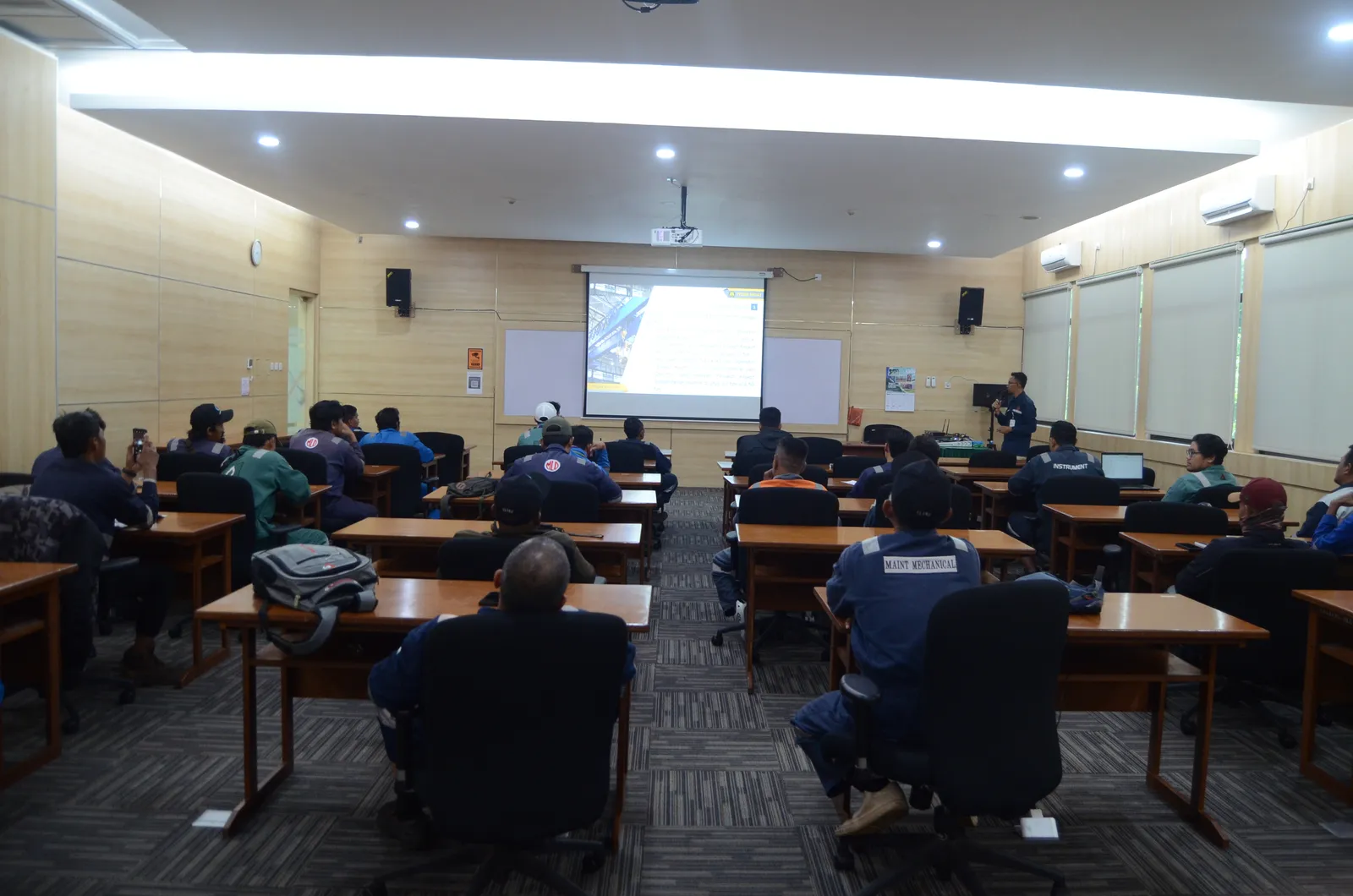 Instruktur K3 menyampaikan materi pembinaan dan standar keselamatan (Dokumentasi 2) - Profesi Teknisi K3 SCBA Breathing Air