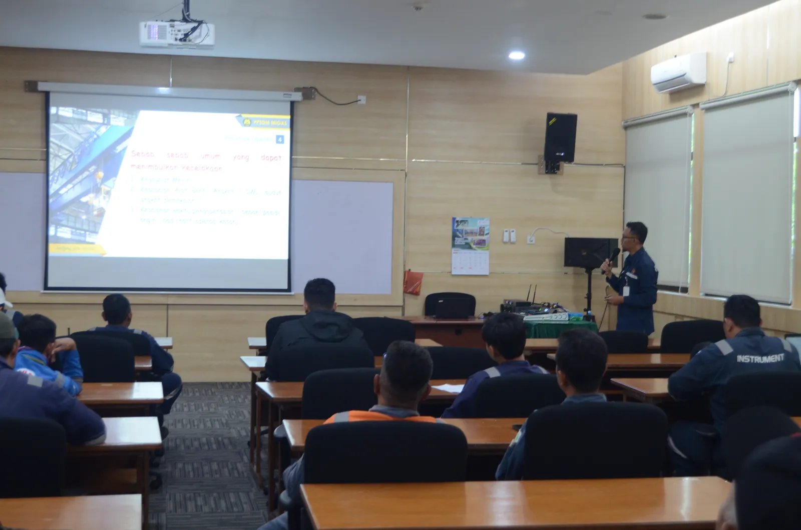 Instruktur K3 menyampaikan materi pembinaan dan standar keselamatan (Dokumentasi 4) - Profesi Teknisi K3 Ventilasi Tambang Bawah Tanah