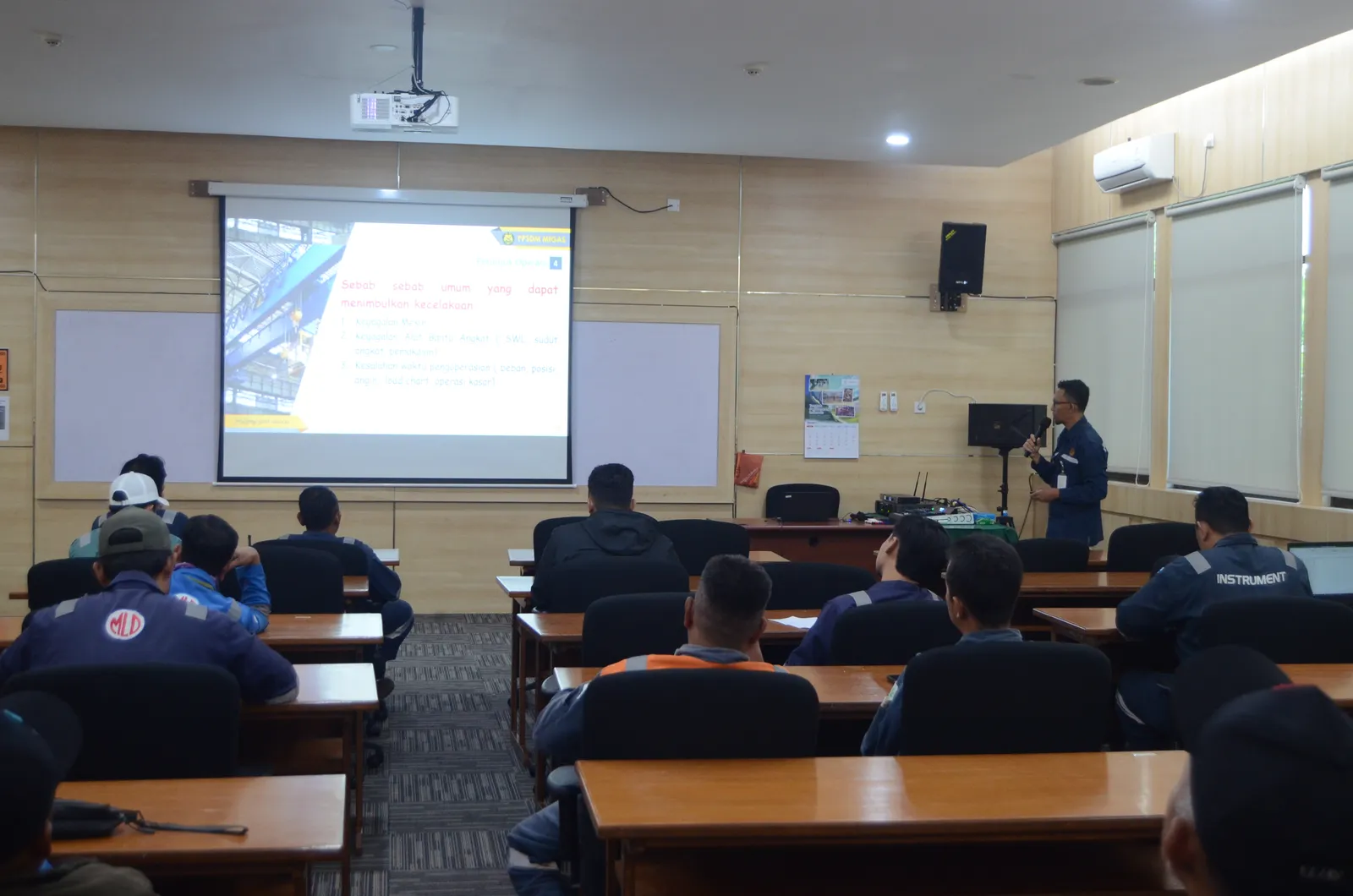 Instruktur K3 menyampaikan materi pembinaan dan standar keselamatan (Dokumentasi 5) - Profesi Teknisi K3 Pendingin Amonia Refrigerasi