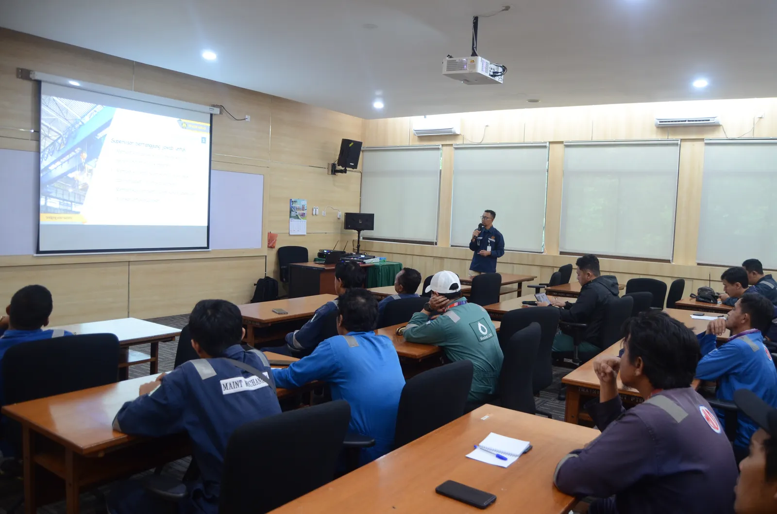 Instruktur K3 menyampaikan materi pembinaan dan standar keselamatan (Dokumentasi 6) - Profesi Safety Engineer Proyek Konstruksi Sipil