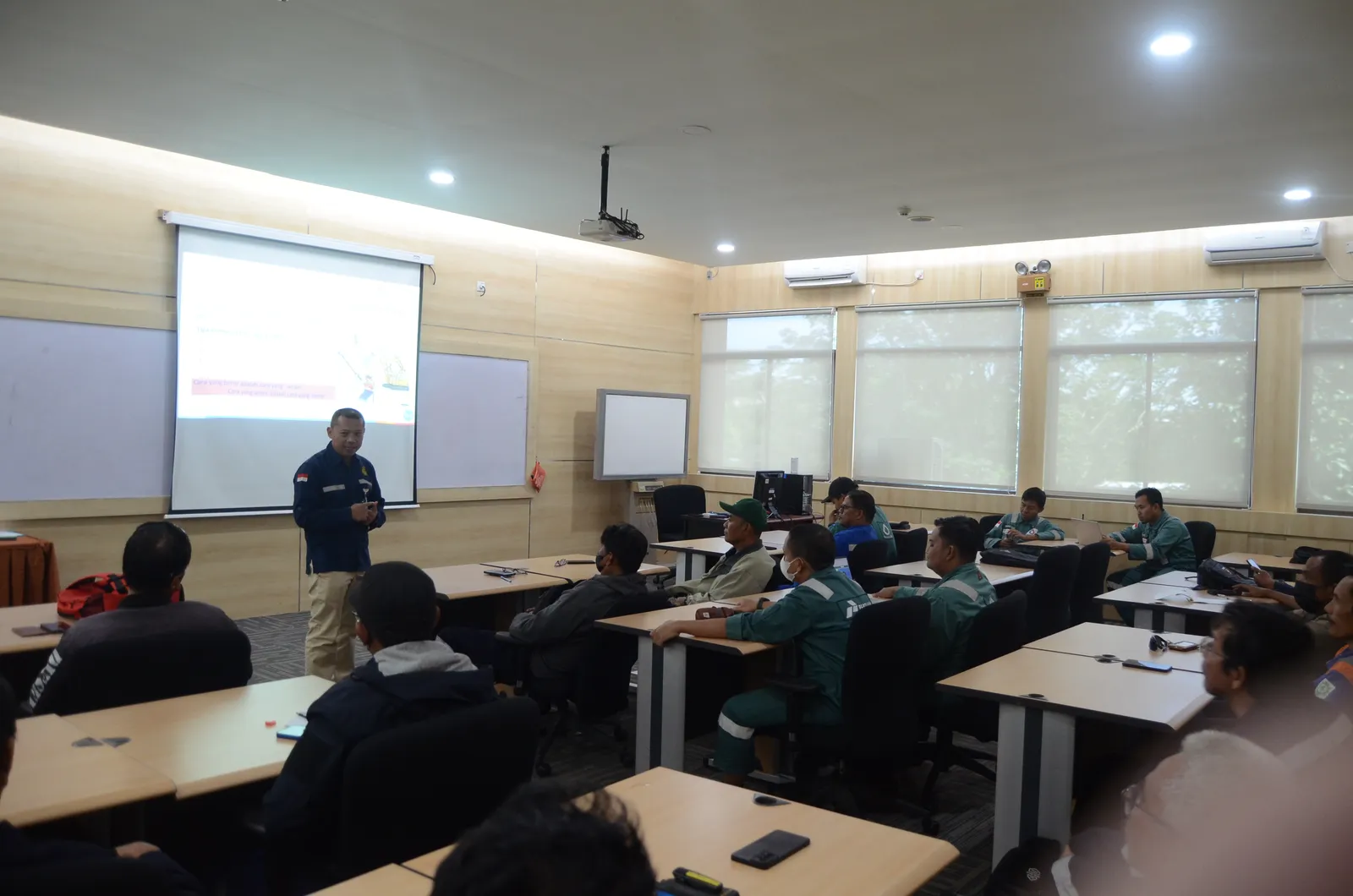 Instruktur K3 menyampaikan materi pembinaan dan standar keselamatan (Dokumentasi 7) - Profesi Safety Engineer Kilang Minyak Gas