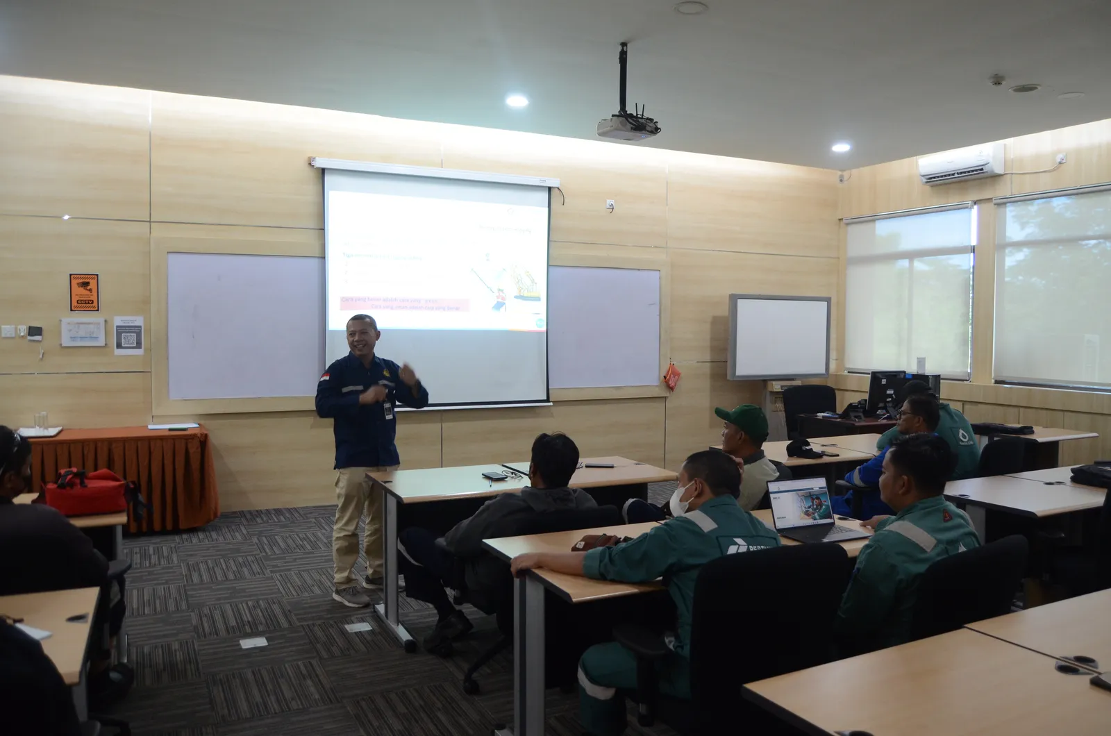 Instruktur K3 menyampaikan materi pembinaan dan standar keselamatan (Dokumentasi 8) - Profesi Safety Engineer Anjungan Lepas Pantai